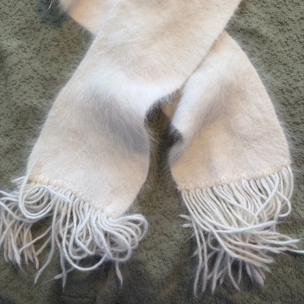 Angora rabbit hair fringe white scarf.